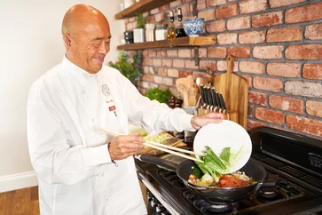 Ken Hom opäť medzi nami. Vitajte späť!