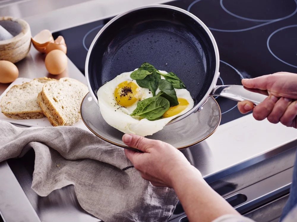 Univerzálna nerezová panvica GreenPan Premiere s keramickým nepriľnavým povrchom.