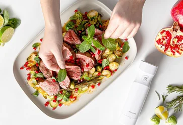 Sous-vide hovädzie medailóniky s pikantnou ružičkovou kapustou a granátovými semienkami – ako v michelinskej reštaurácii