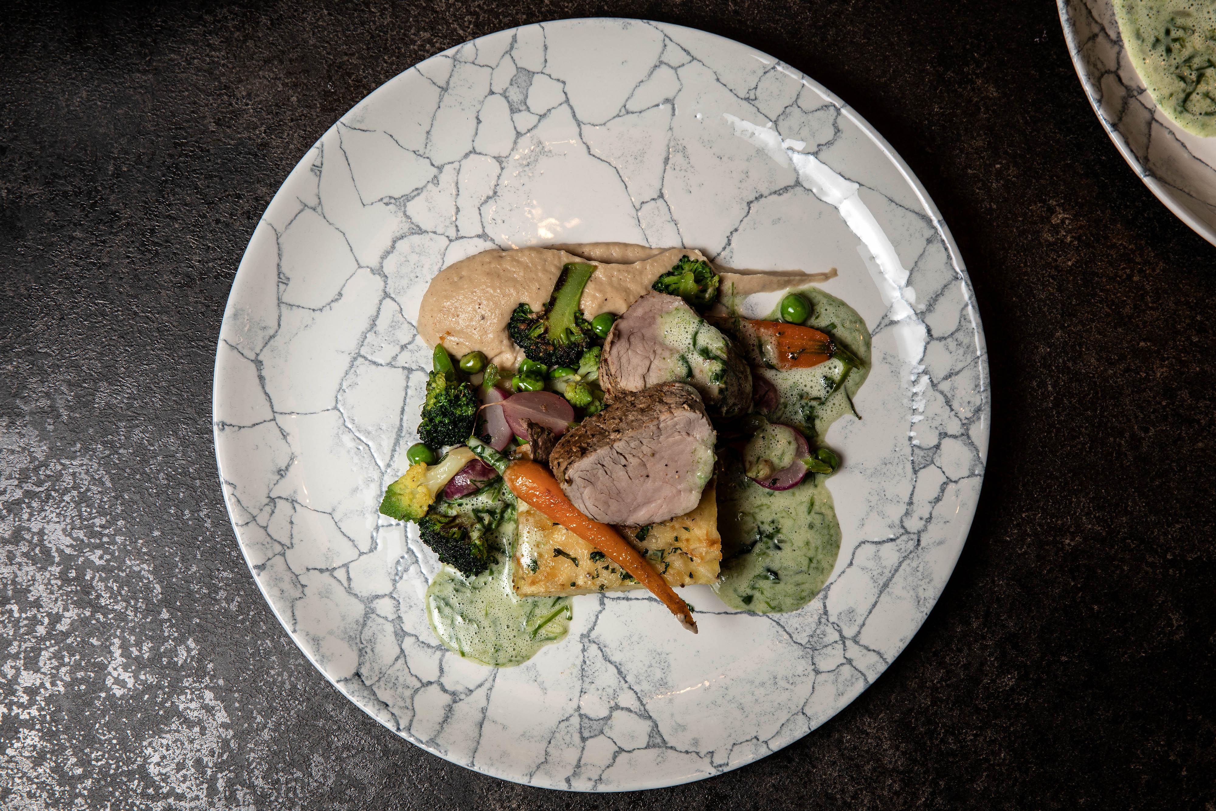 Pečená bravčová panenka so sezónnou zeleninou podľa Lukáša Čížka