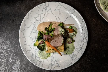 Pečená bravčová panenka so sezónnou zeleninou podľa Lukáša Čížka