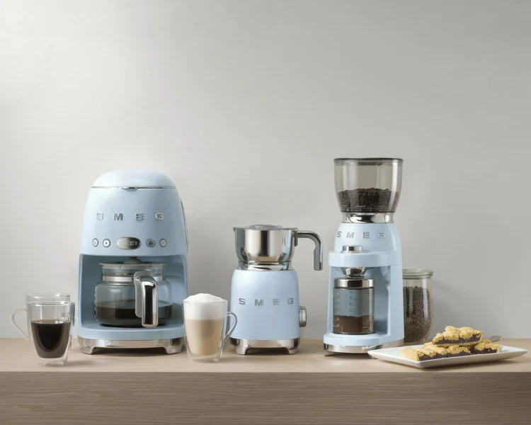 mlynček na kávu smeg