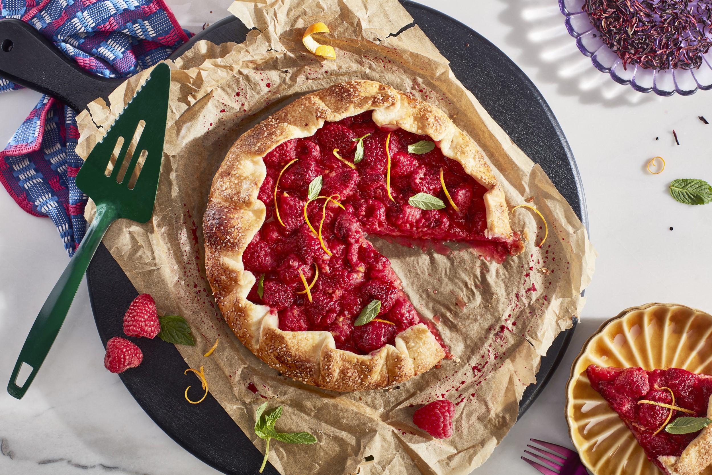 Malinová galetka s mandľovým prachom a ibištekovou polevou